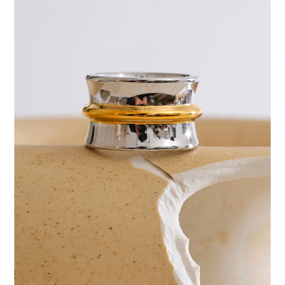 Minimalist geometric ring in 18K gold-plated stainless steel.