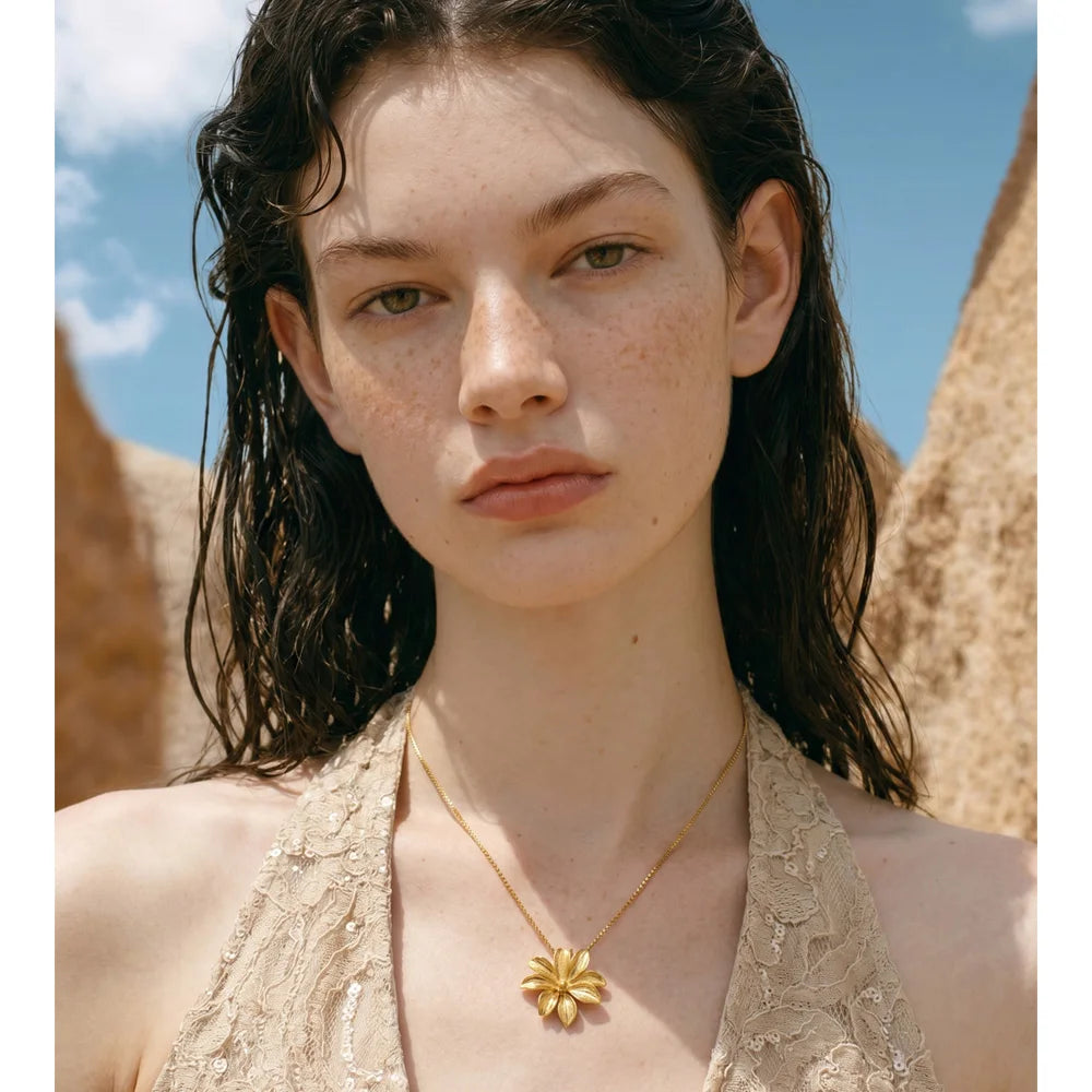 Flower necklace in gold-plated stainless steel.