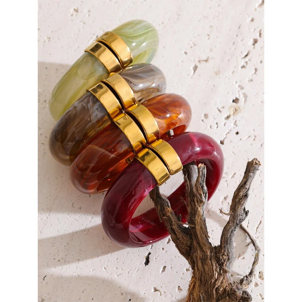 Green acrylic geometric bracelet in gold-plated stainless steel with acrylic.