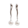 Pearl geometric earrings in gold-plated stainless steel with pearl.