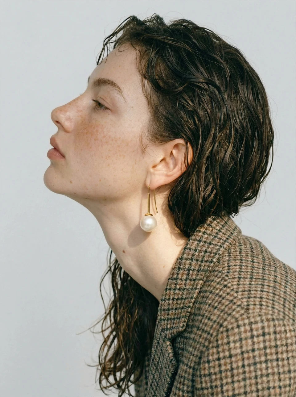 Pearl geometric earrings in gold-plated stainless steel with pearl.