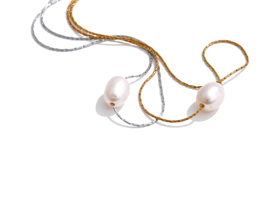 Freshwater pearl geometric necklace in gold-plated stainless steel with freshwater pearl.