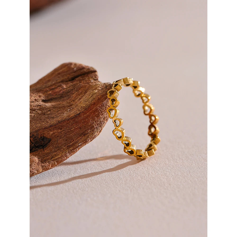 Heart minimalist ring in 18K gold-plated stainless steel.
