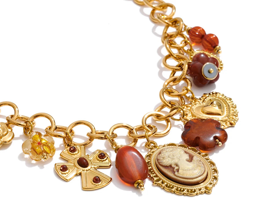 Resin acrylic heart necklace in gold-plated stainless steel with resin and acrylic.