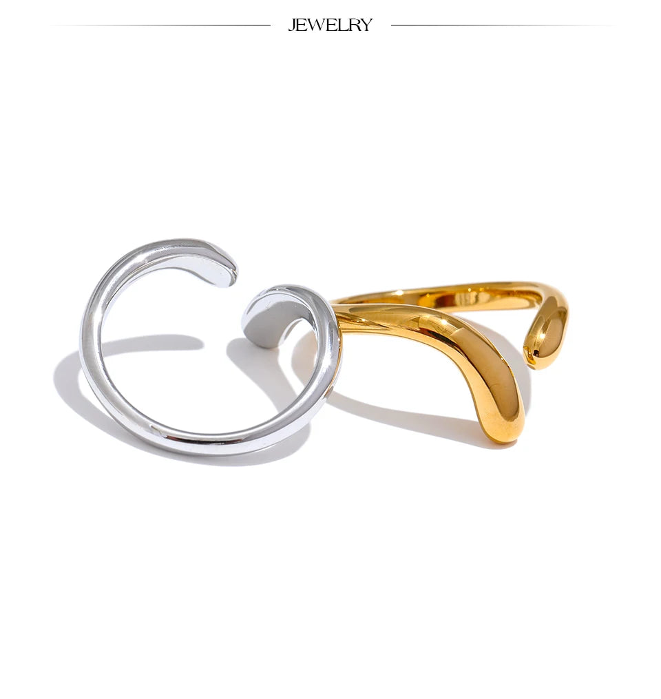 Minimalist geometric ring in gold-plated stainless steel.