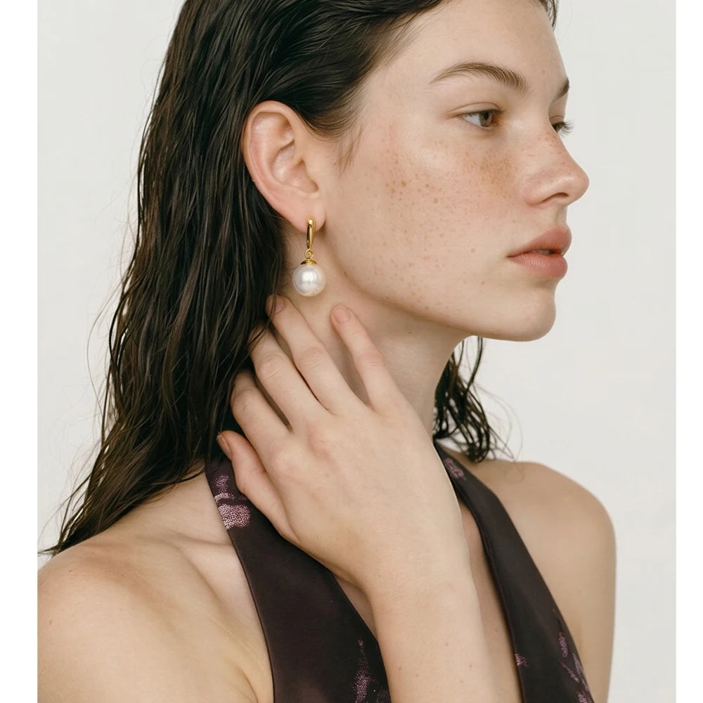 Pearl geometric earrings in gold-plated stainless steel with pearl.