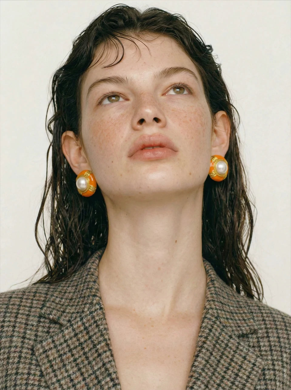 Pearl enamel geometric earrings in gold-plated stainless steel with pearl and enamel.