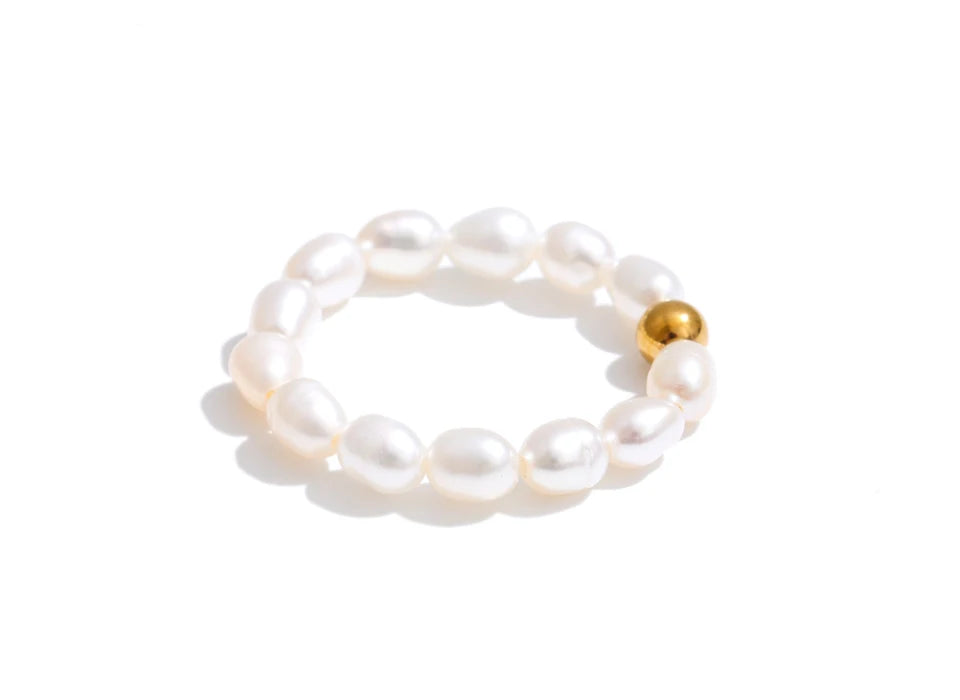 Freshwater pearl geometric ring in 18K gold-plated stainless steel with freshwater pearl.