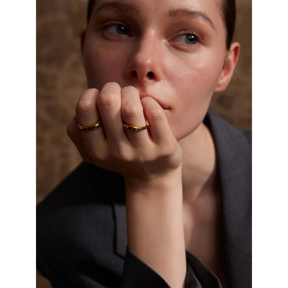 Hammered minimalist geometric ring in gold-plated stainless steel.