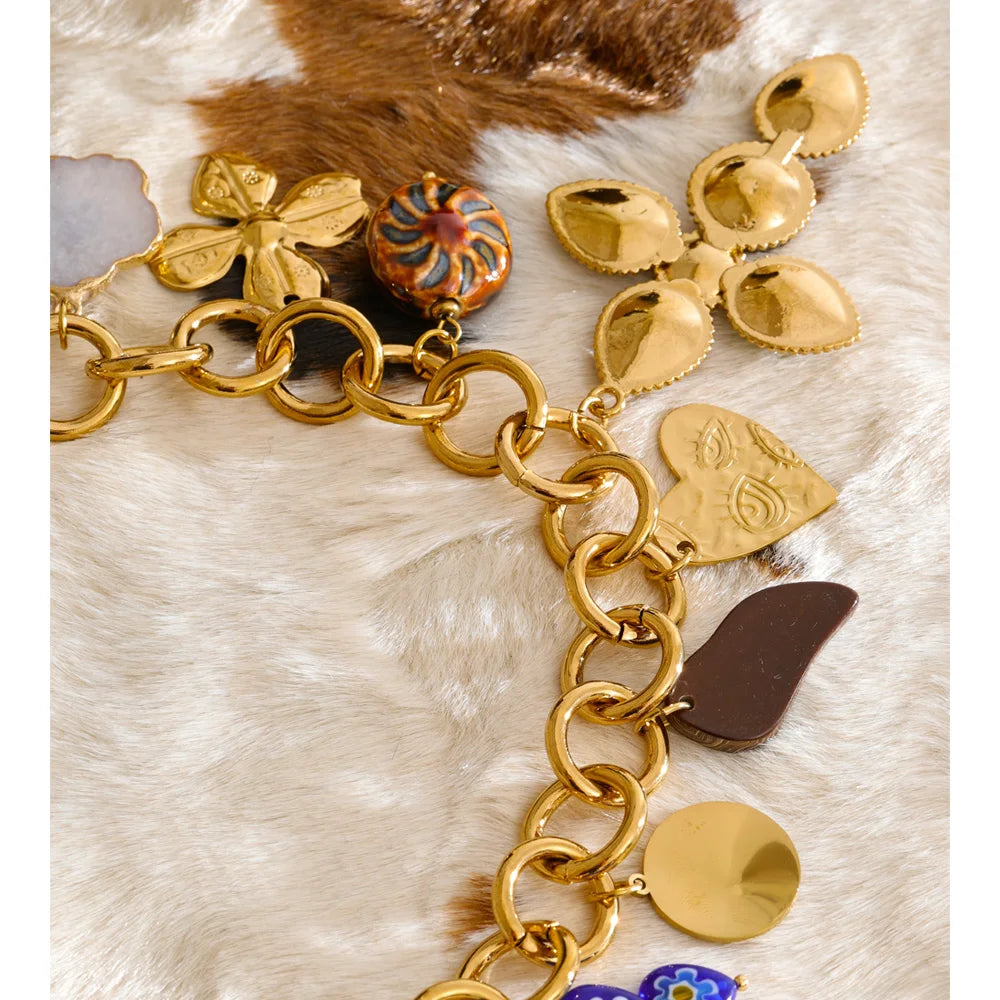 Cubic zirconia heart flower necklace in gold-plated stainless steel with cubic zirconia.