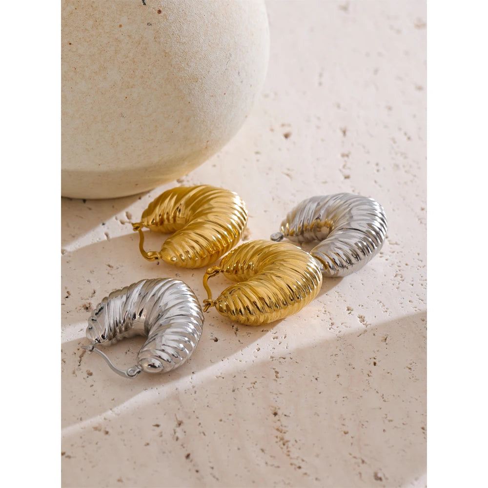 Geometric earrings in gold-plated stainless steel.