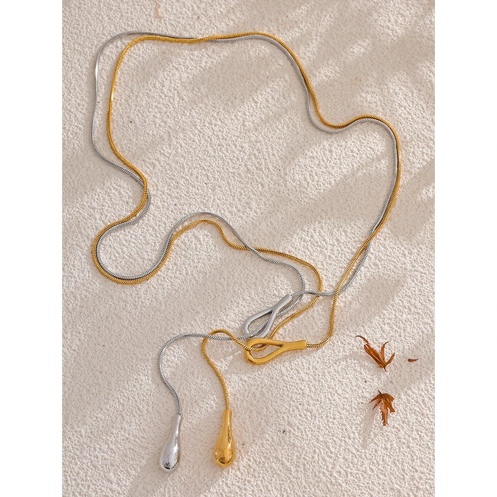Geometric chain necklace in gold-plated 316L stainless steel.