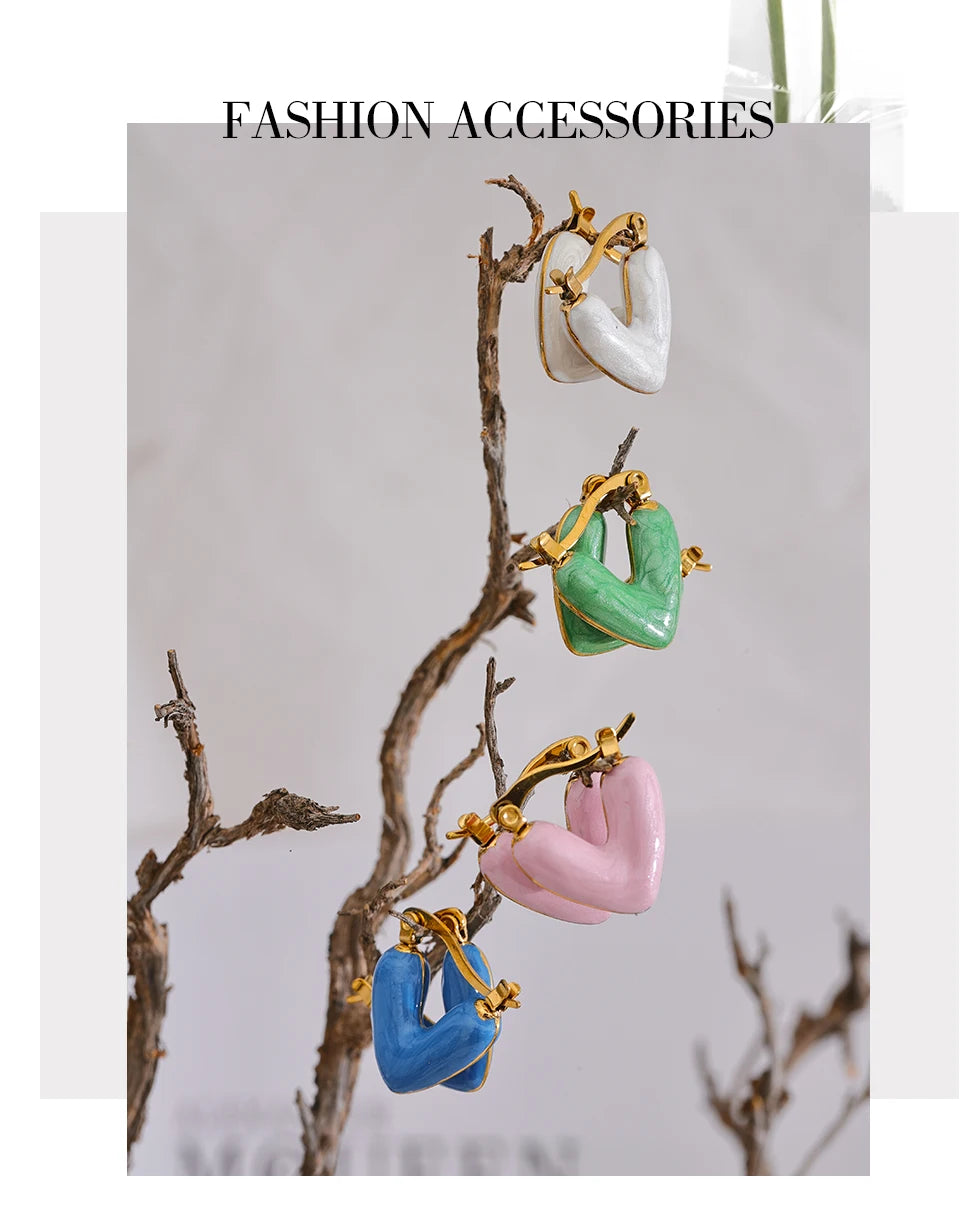White enamel heart earrings in gold-plated stainless steel with enamel.