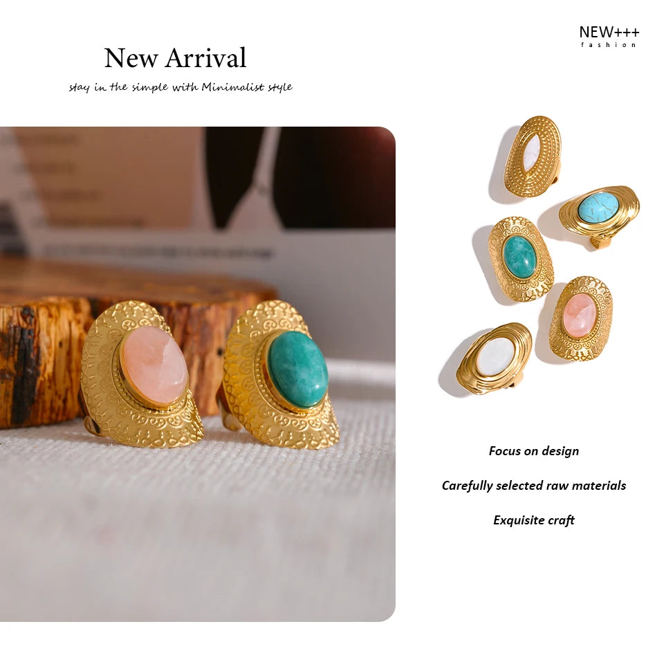 Green natural stone geometric ring in 18K gold-plated stainless steel with natural stone.