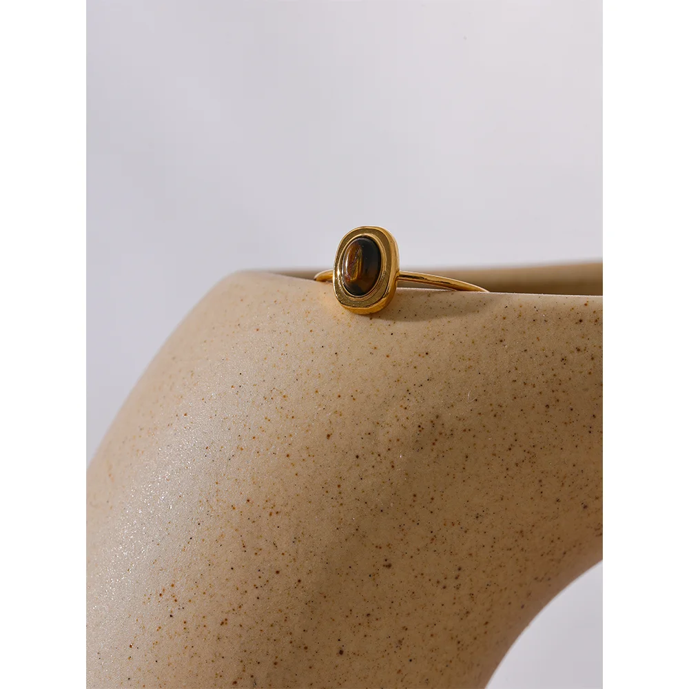 Natural stone geometric ring in 18K gold-plated stainless steel with natural stone.