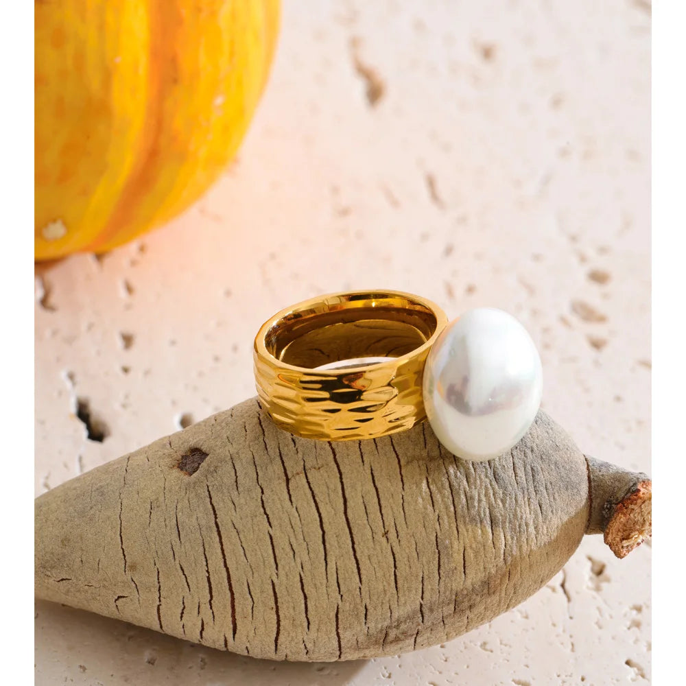 Pearl shell geometric ring in 18K gold-plated stainless steel with pearl and shell.