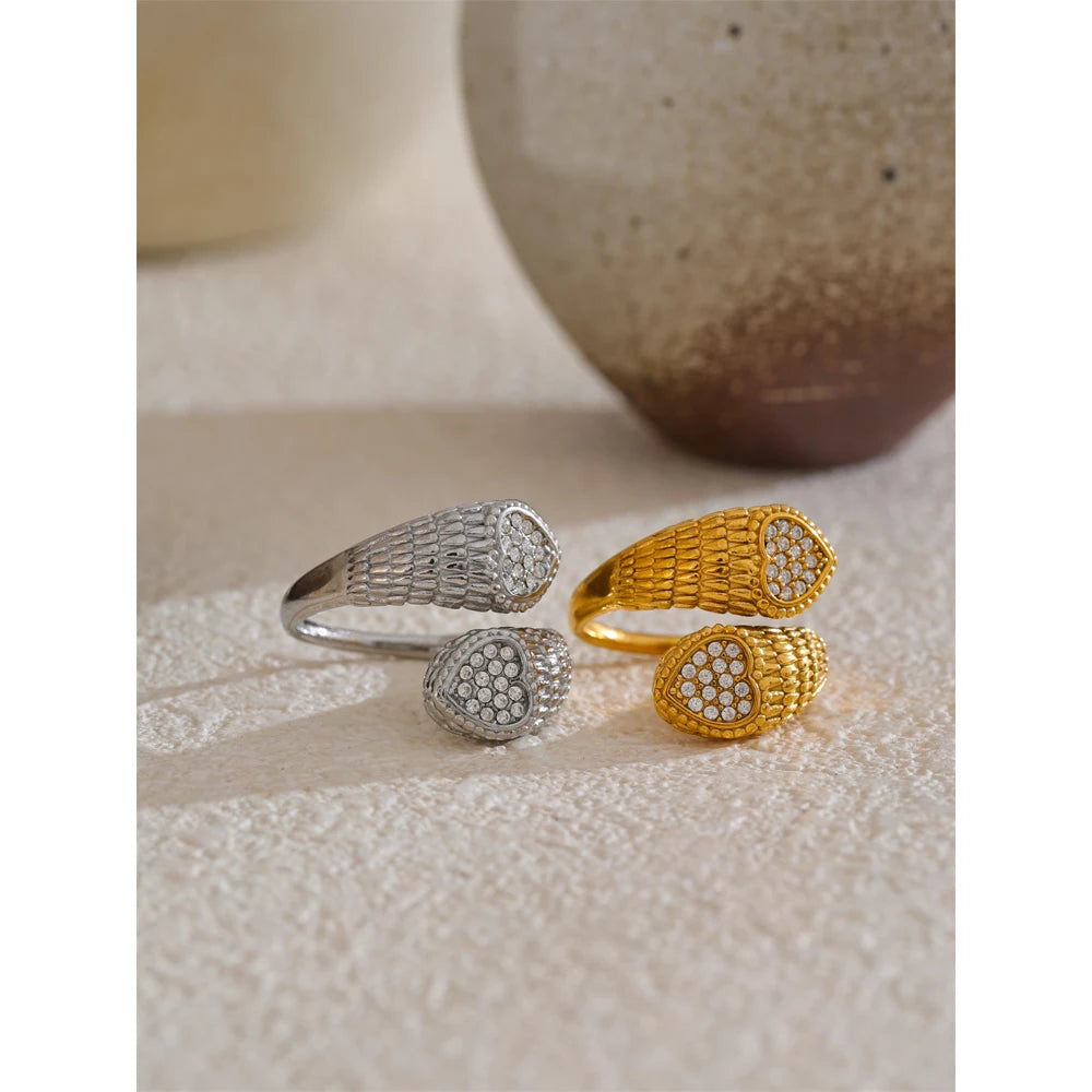 Cubic zirconia heart snake ring in gold-plated stainless steel with cubic zirconia.