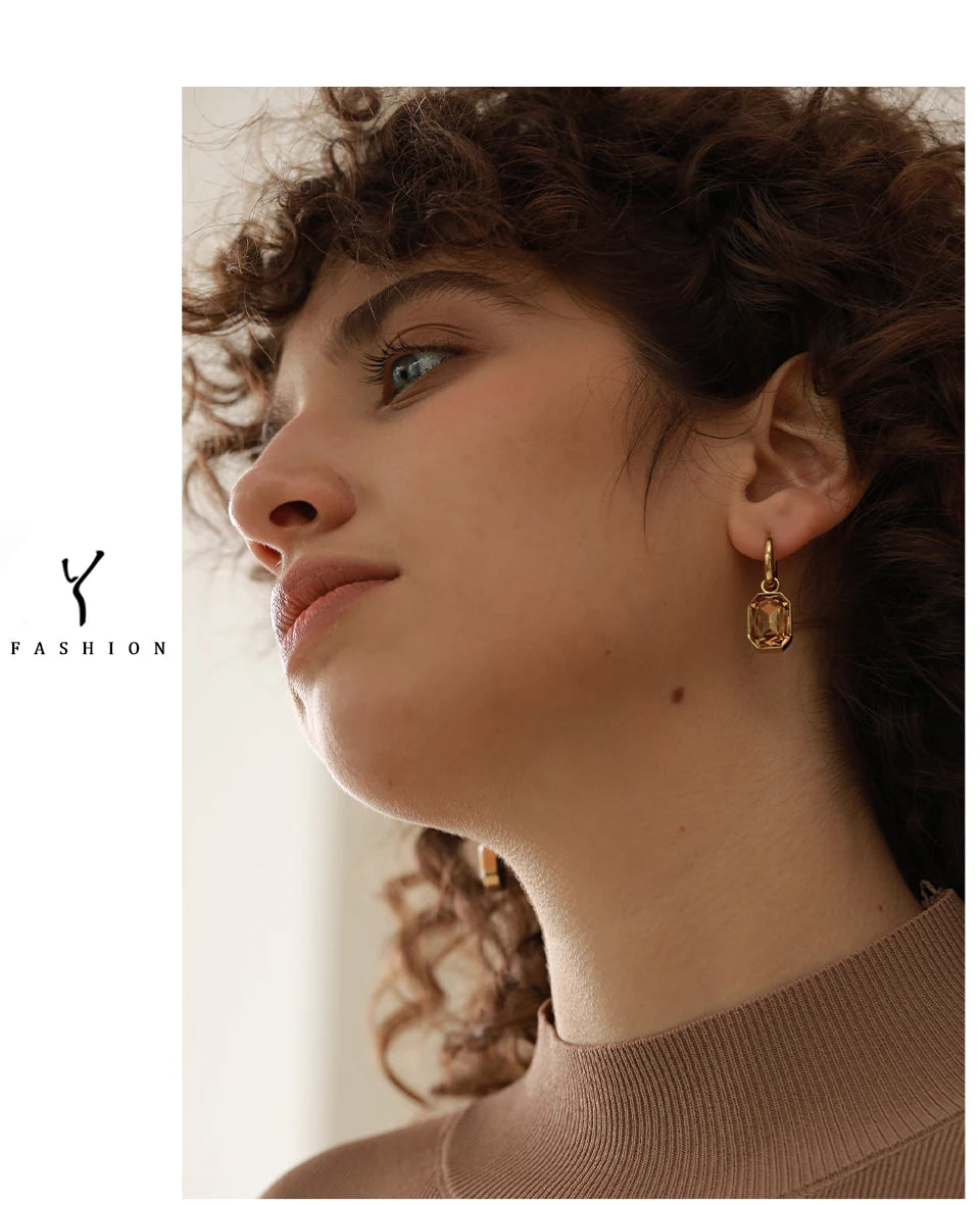 Green cubic zirconia geometric earrings in 18K gold-plated stainless steel with cubic zirconia.
