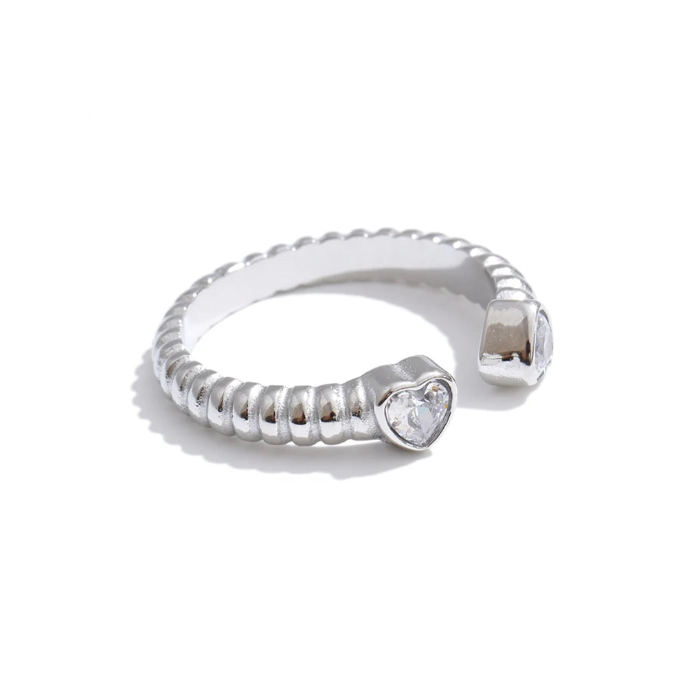 Cubic zirconia heart ring in gold-plated stainless steel with cubic zirconia.