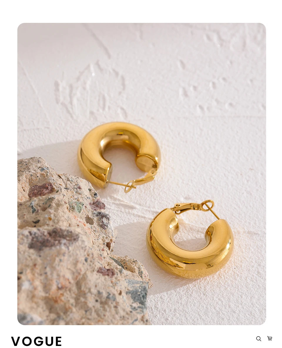 Minimalist geometric earrings in gold-plated stainless steel.