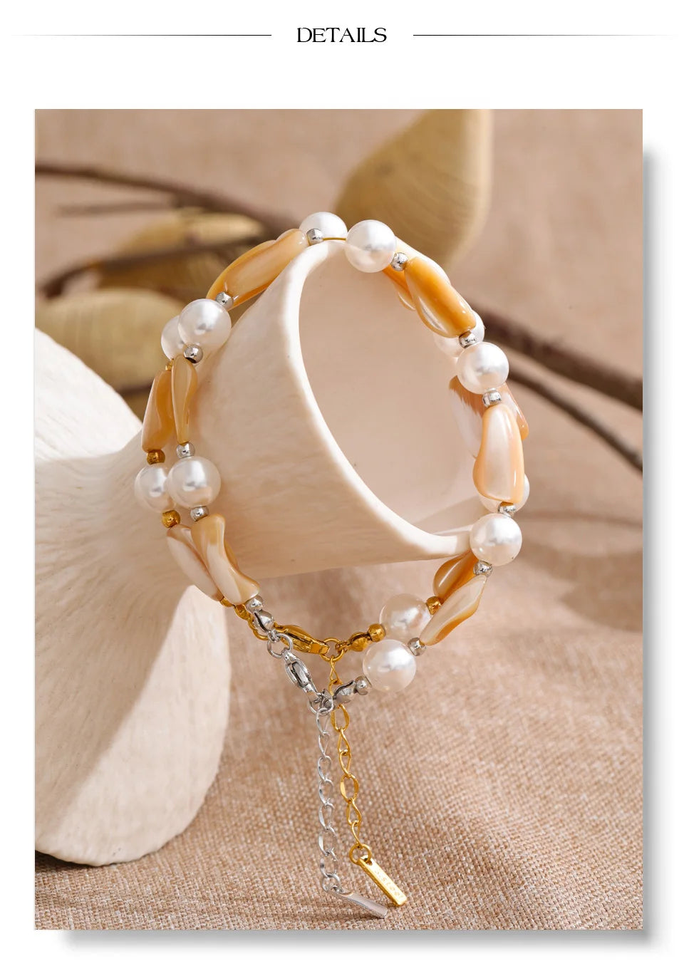 Pearl resin beaded necklace in gold-plated stainless steel with pearl and resin.