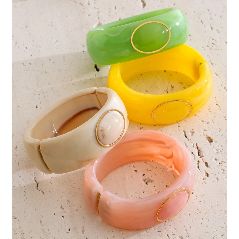 Resin acrylic geometric bracelet in gold-plated stainless steel with resin and acrylic.