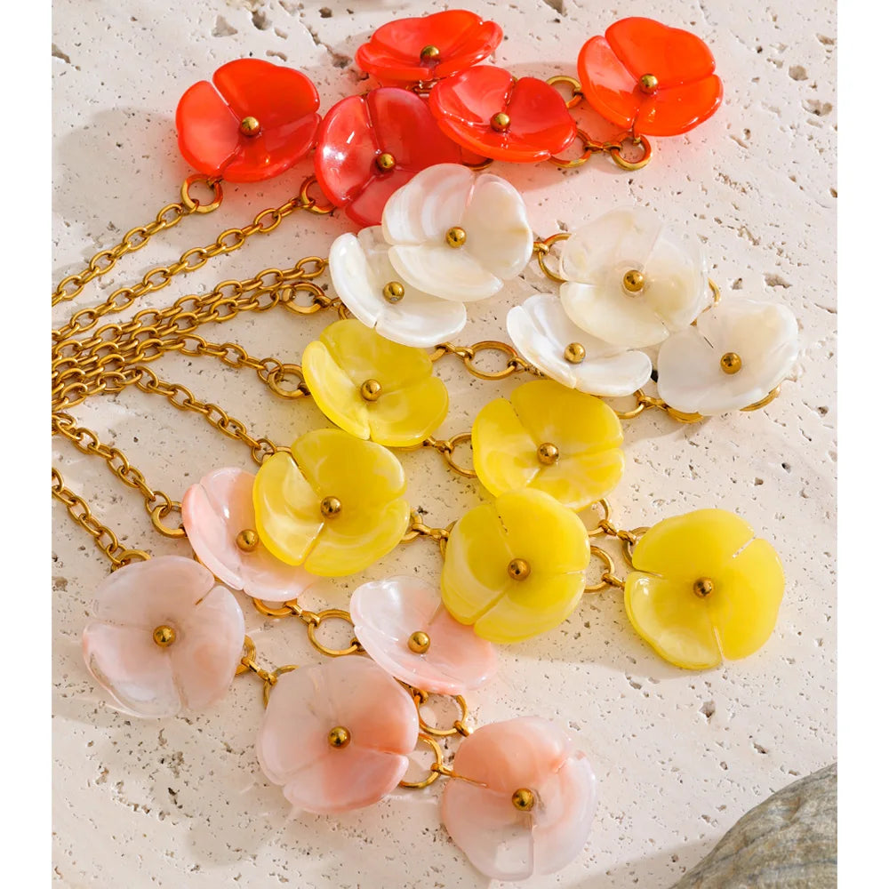 Resin flower chain necklace in gold-plated stainless steel with resin.