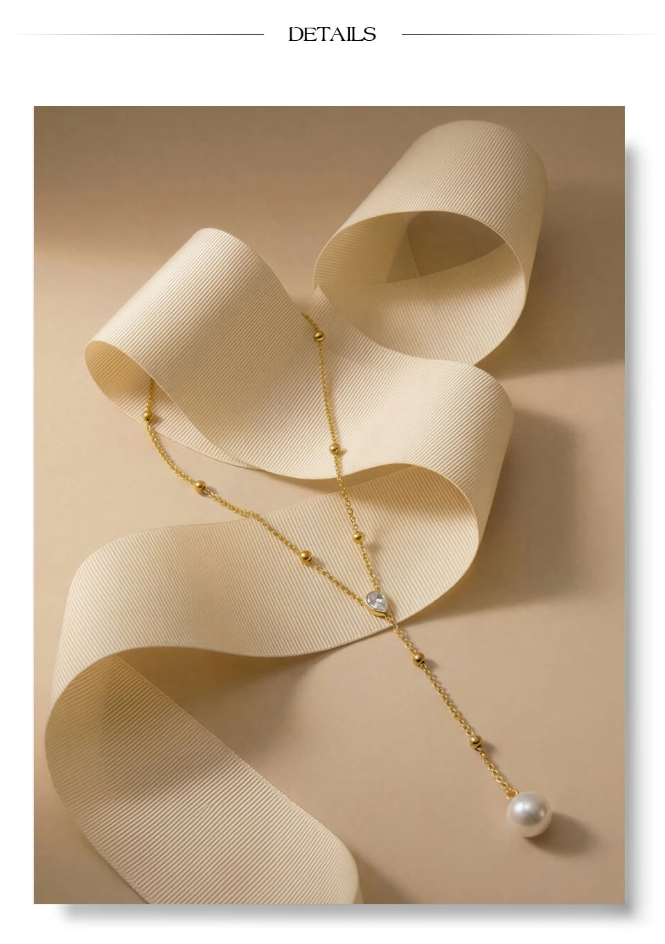 Cubic zirconia pearl geometric necklace in gold-plated stainless steel with pearl and cubic zirconia.
