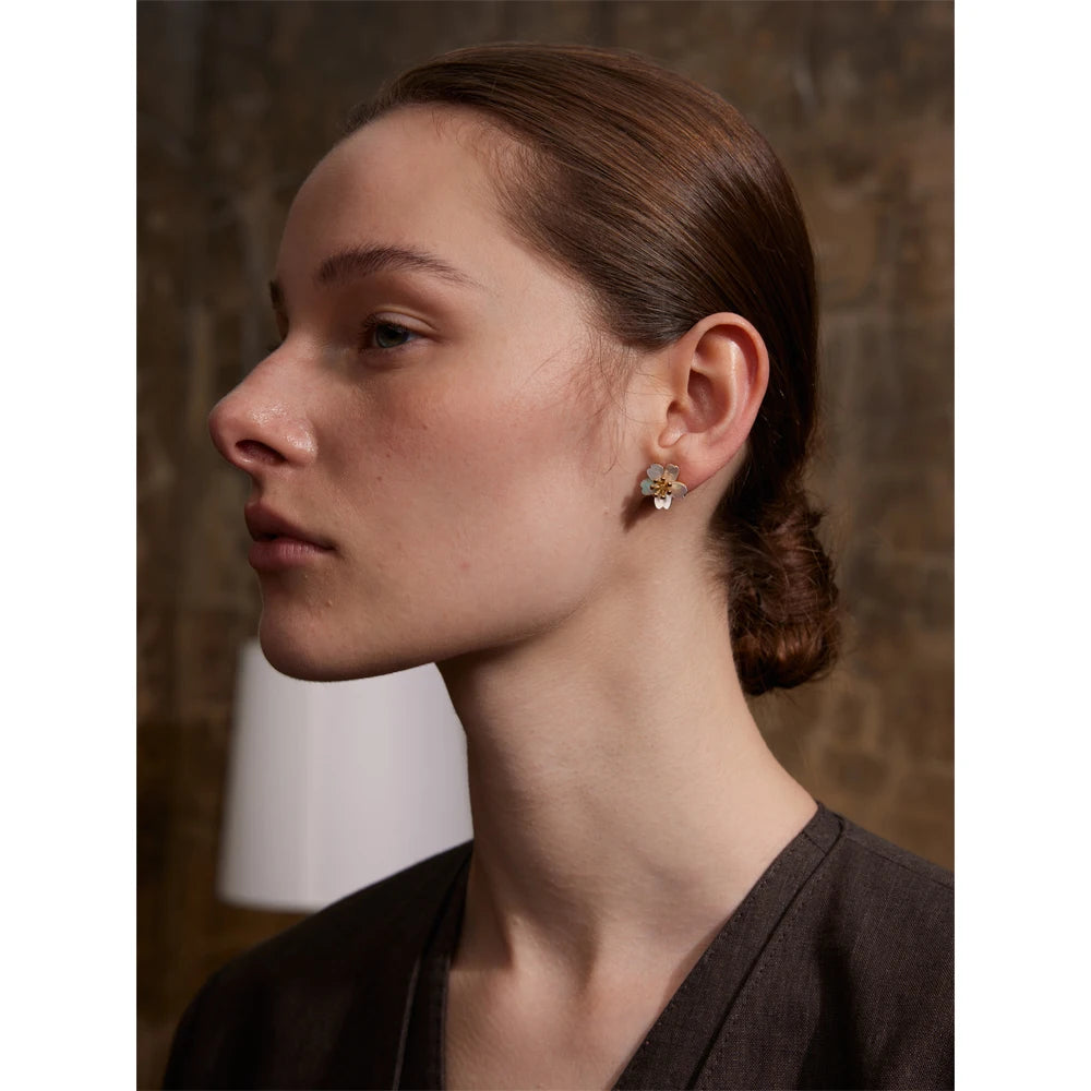 Shell flower earrings in stainless steel with shell.