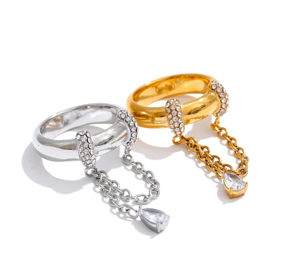 Cubic zirconia geometric chain ring in 18K gold-plated stainless steel with cubic zirconia.