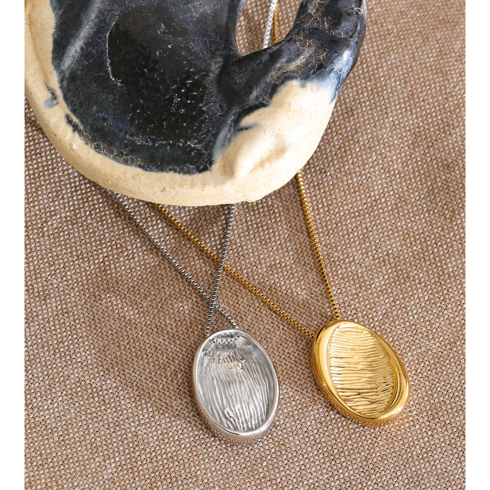 Geometric necklace in gold-plated stainless steel.