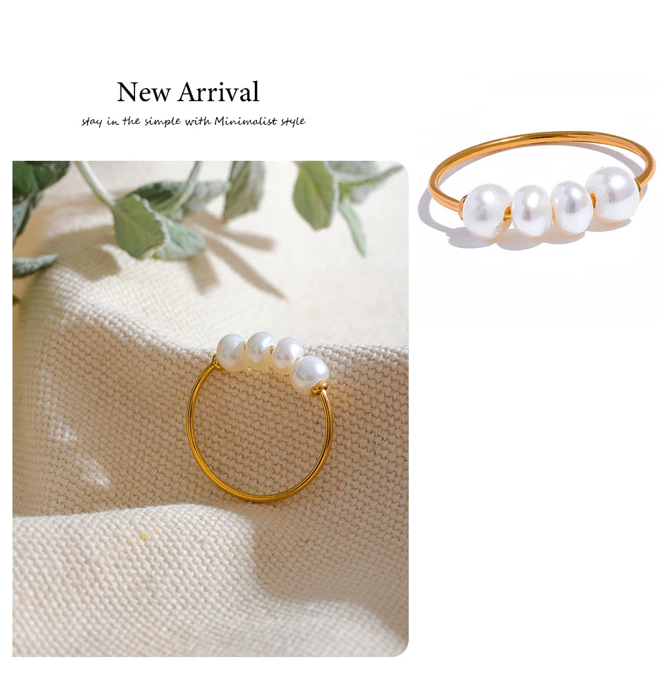 Freshwater pearl geometric ring in 18K gold-plated stainless steel with freshwater pearl.