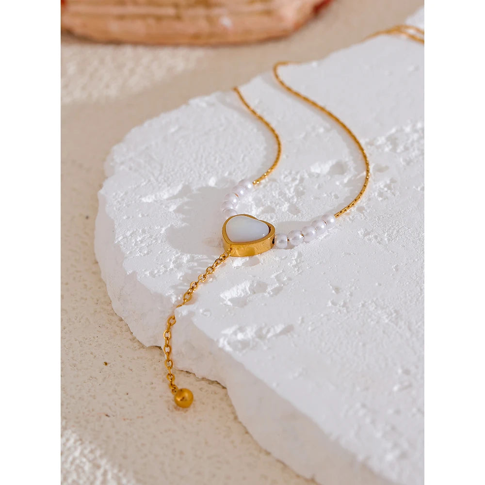Pearl natural stone heart necklace in gold-plated stainless steel with pearl and natural stone.