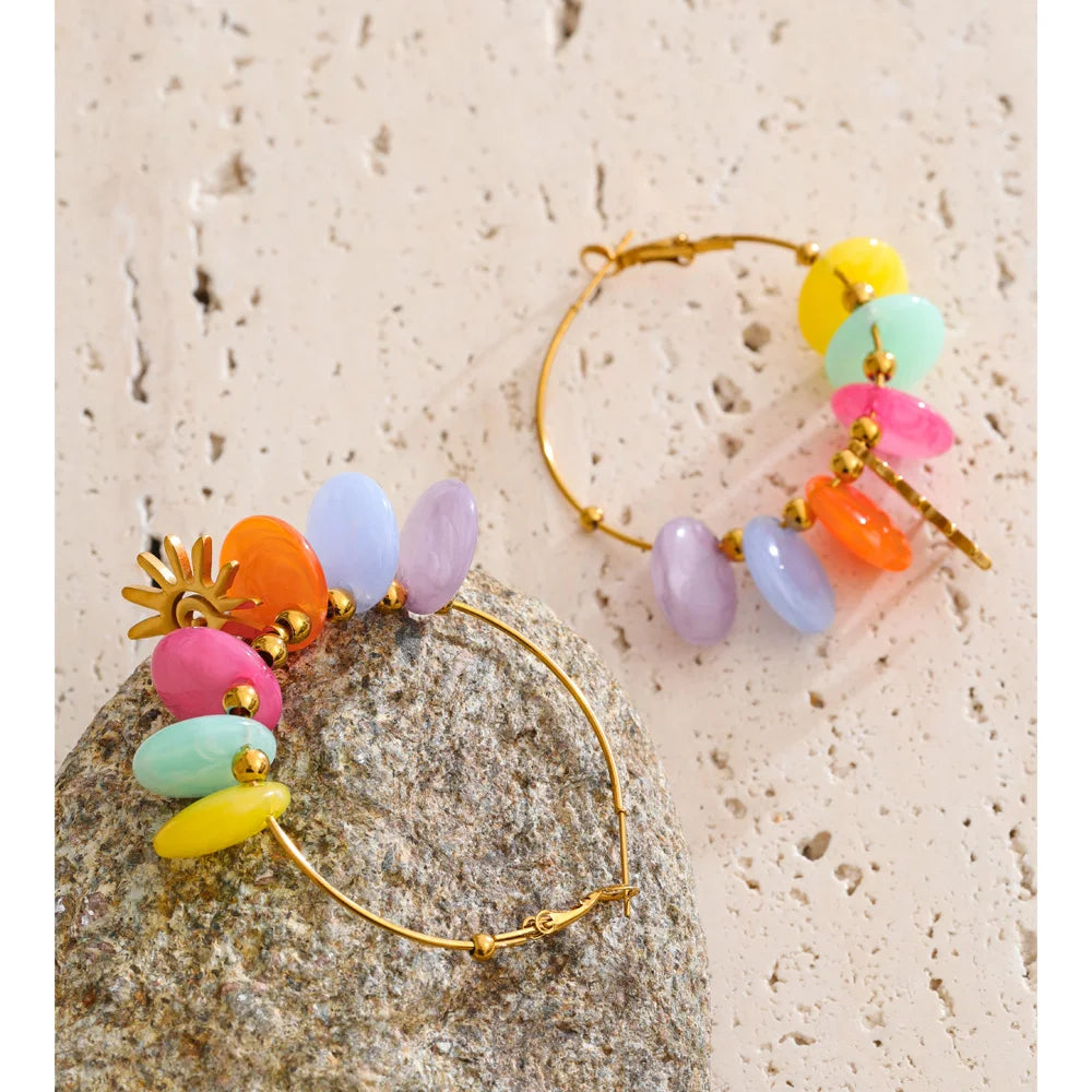 Resin sun geometric earrings in gold-plated stainless steel with resin.