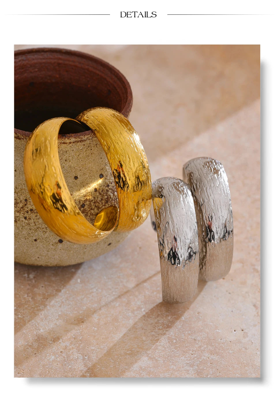 Geometric earrings in gold-plated stainless steel.