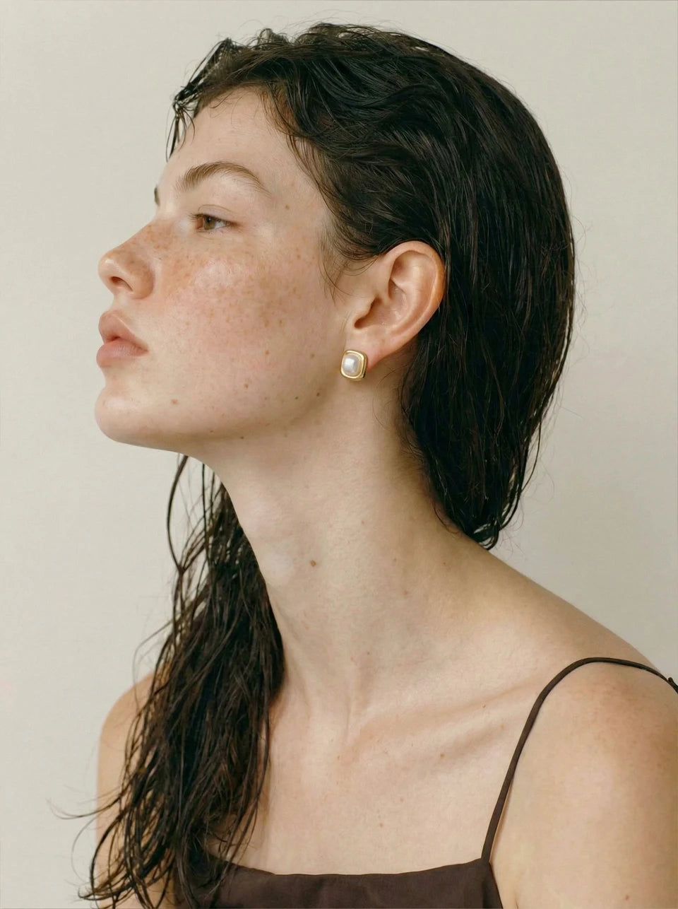 Pearl geometric earrings in gold-plated stainless steel with pearl.