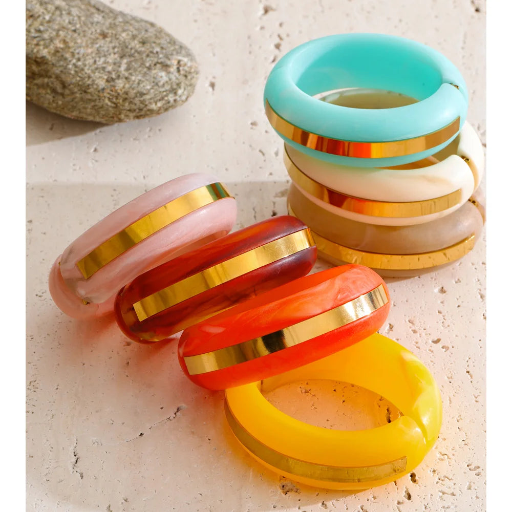Resin acrylic geometric bracelet in gold-plated stainless steel with resin and acrylic.