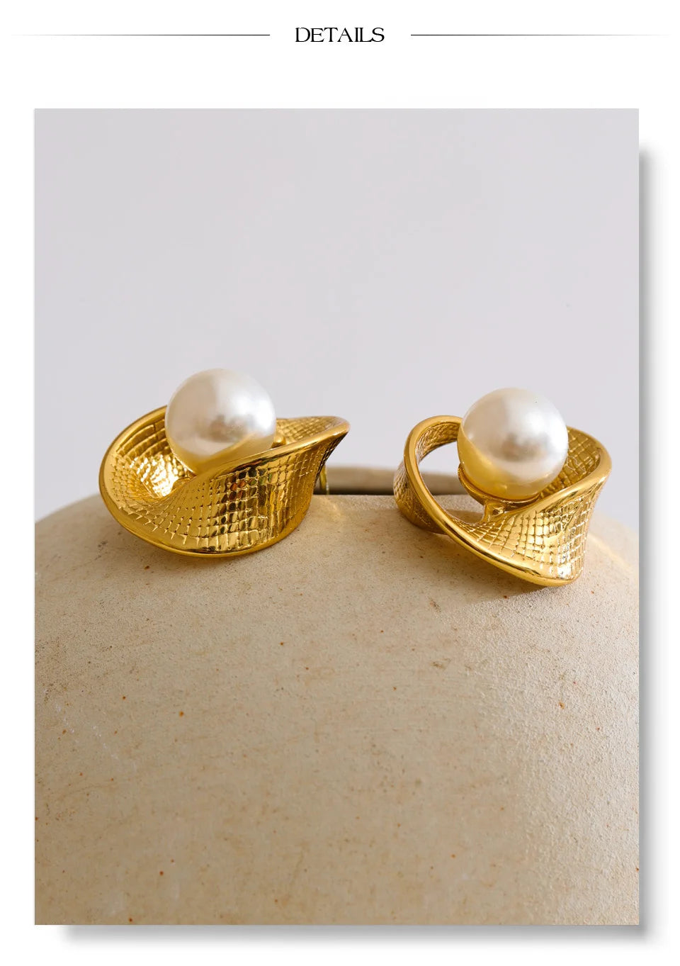 Pearl geometric earrings in gold-plated stainless steel with pearl.