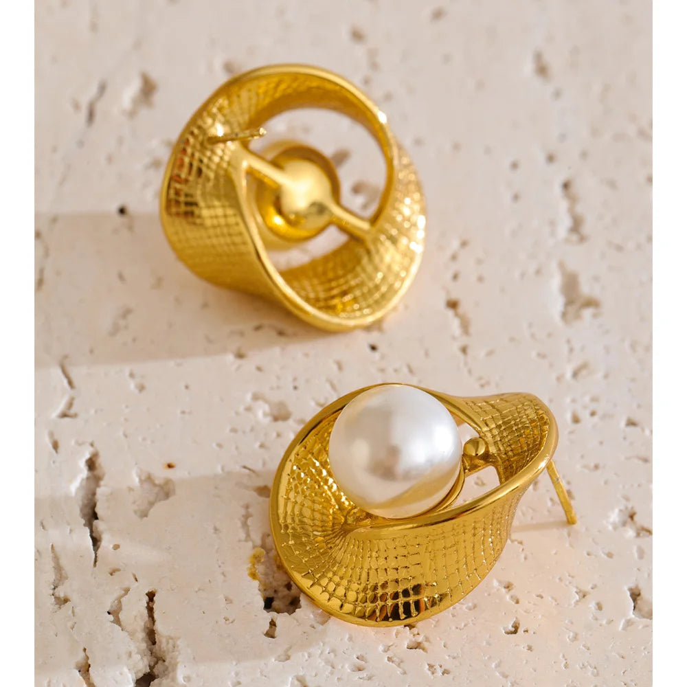 Pearl geometric earrings in gold-plated stainless steel with pearl.