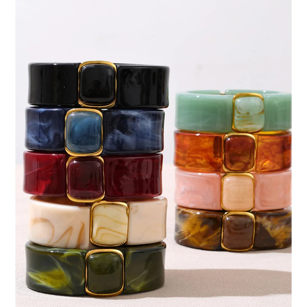 Green acrylic geometric bracelet in gold-plated stainless steel with acrylic.