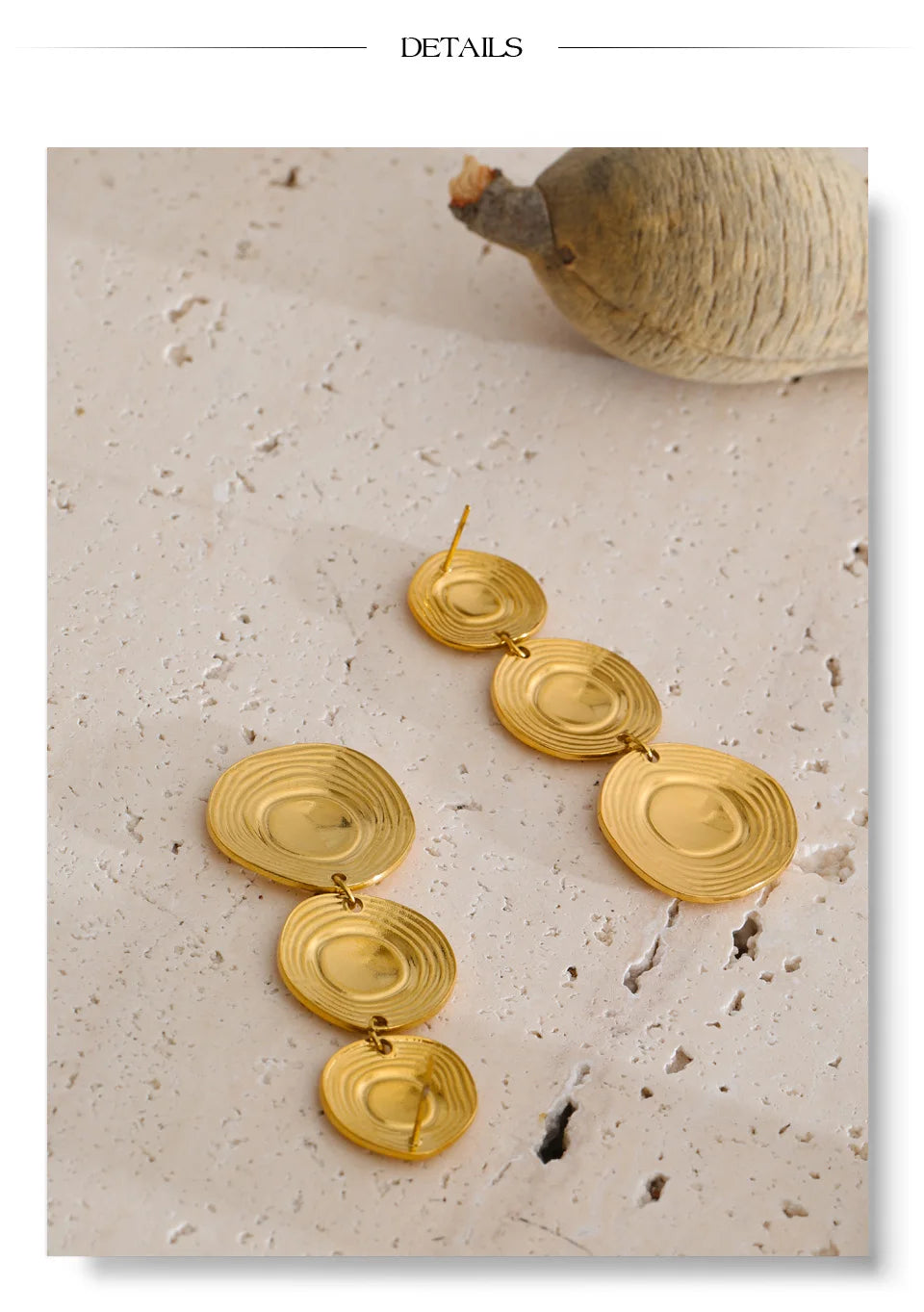 Geometric earrings in gold-plated stainless steel.