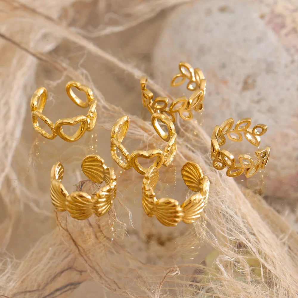 Geometric earrings in gold-plated stainless steel.