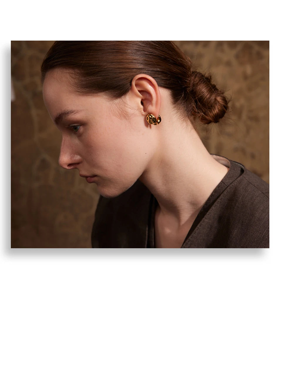 Hammered geometric earrings in gold-plated stainless steel.