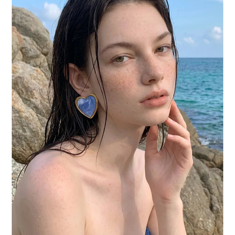 Resin acrylic heart earrings in gold-plated stainless steel with resin and acrylic.