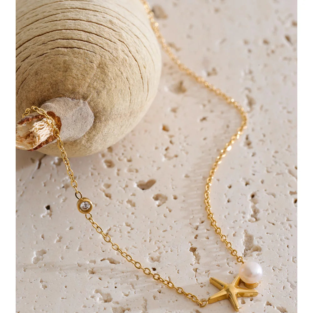 Freshwater pearl star geometric necklace in gold-plated stainless steel with freshwater pearl.