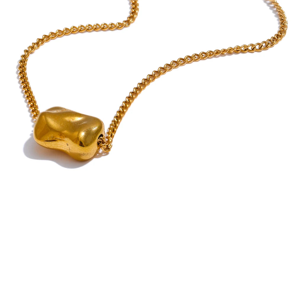 Hammered geometric necklace in gold-plated stainless steel.