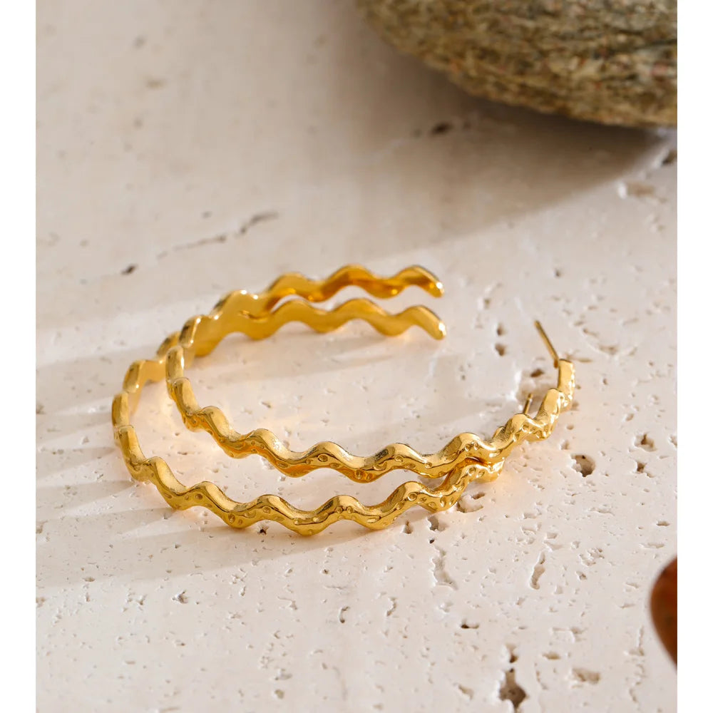 Geometric earrings in gold-plated stainless steel.