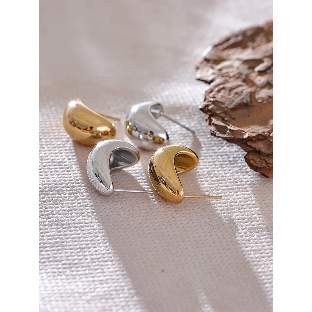 Geometric earrings in gold-plated stainless steel.