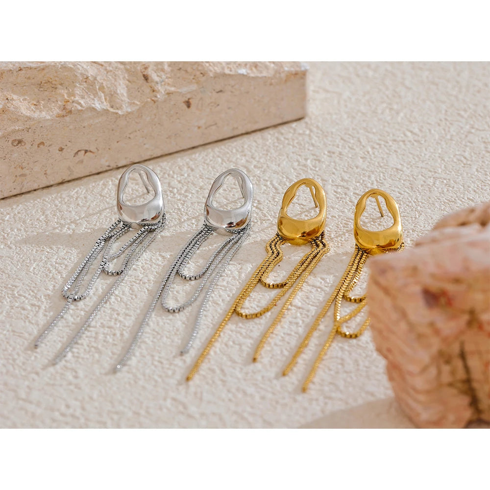 Geometric chain earrings in gold-plated 316L stainless steel.