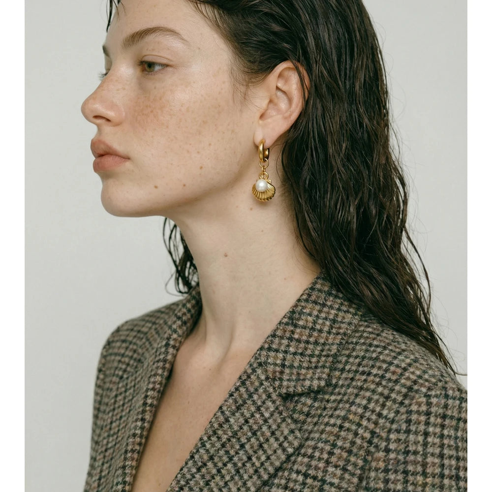 Freshwater pearl shell geometric earrings in gold-plated stainless steel with freshwater pearl and shell.